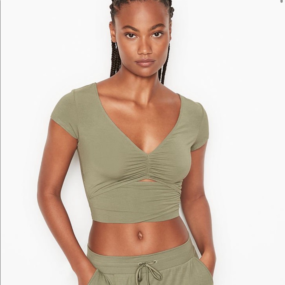 ✨5 for 25 Sale✨  Super Soft Cut out T-shirt Top